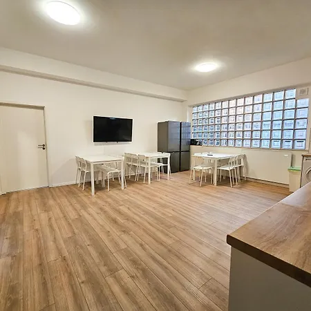 Apartment T&k - - 3-6 Grand With Private Parking For Vehicles *