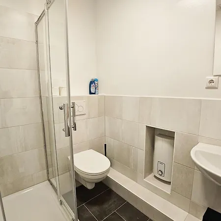 T&k - - 3-6 Grand With Private Parking For Vehicles