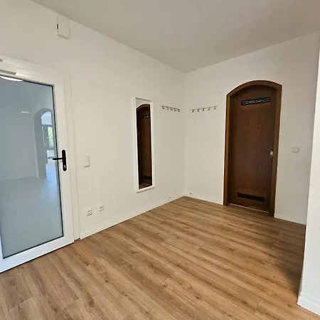 Apartment T&k - - 3-6 Grand With Private Parking For Vehicles *