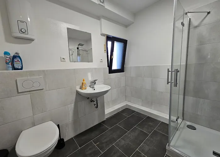 T&k - - 3-6 Grand With Private Parking For Vehicles Appartement *